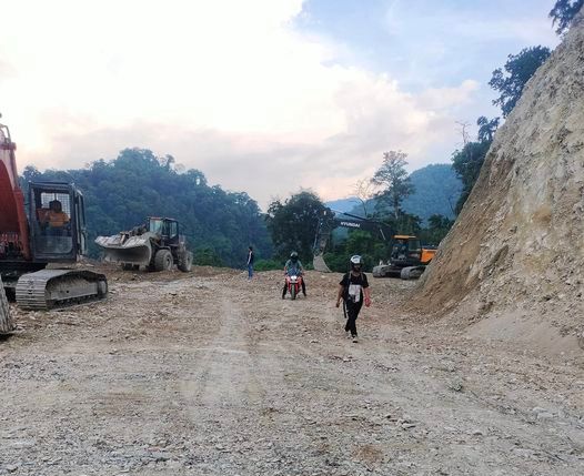 सेल्फी डाँडाको पैह्रोमा चट्टान काटेर सडकको अवरोध हटाए पनि राष्ट्रिय राजमार्ग 10 केहिदिन नखोलिने कालेबुङ जिल्ला प्रशासनको निर्णय ।