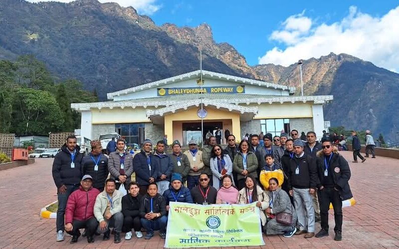 भालेढुङ्गा साहित्यिक मञ्च याङगाङले हिजो २० दिसम्बर २०२४ का दिन भालेढुङ्गाको शिखरमा साहित्यिक गोष्ठी एवं व्यापक सरसफाई अभियान गर्न सफल बनेको छ।
