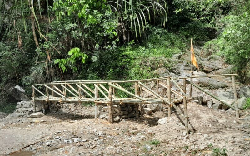69 बाहिनी सशस्त्र सिमा बल (SSB) ले बिरिङ तारेथाङ सडक खण्डको दनक खोलामा निर्माण गर्यो फड्के (Bamboo bridge)