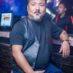 तेन्जिङ भुटिया, जसलाई डीजे बोलो भनेर पनि चिनिन्छ,ले बताएका छन् कि एसडीएफ मुख्यालय (मुख्यालय) नै नक्कली आइडी बनाउने केन्द्रबिन्दु थियो । उनले उल्लेख गरे अनुसार, आफुँ एसडीएफमा भएको समयमा पार्टीका वरिष्ठ नेताहरूले सामाजिक सञ्जाल टिमलाई निम्न निर्देशन दिने गर्थेः नक्कली सामाजिक सञ्जाल आइडीहरू बनाउन, र त्यतिबेलाका विपक्षी दल (एसकेएम) का महिला नेताहरूका तस्वीरहरू मोर्फ गरेर तयार गर्न। तेन्जिङ भुटियाले थप भने कि ती निर्देशन दिने केही एसडीएफ नेताहरू अहिले निधन भइसकेका छन्। उनले आश्चर्य व्यक्त गर्दै भने कि अहिलेका केही नयाँ एसडीएफ सदस्यहरूले सत्तारूढ एसकेएम पार्टीमाथि महिला नेताहरूको छवि बिगारेको आरोप लगाइरहेका छन्, तर उनले सुझाव दिए कि यस्ता आरोप लगाउनु अघि उनीहरूले आफ्नो पार्टी (एसडीएफ) को इतिहास पहिले अध्ययन गर्नुपर्छ।