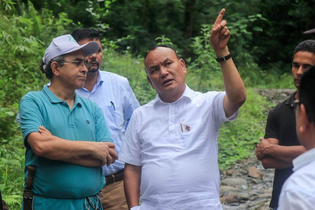 मन्त्री गुरुङले छुजाचेन निर्वाचन क्षेत्रमा मनसुनबाट क्षतिग्रस्त पीएमजीएसवाई सडकको निरीक्षण गरे