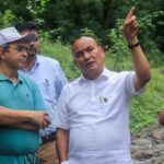 मन्त्री गुरुङले छुजाचेन निर्वाचन क्षेत्रमा मनसुनबाट क्षतिग्रस्त पीएमजीएसवाई सडकको निरीक्षण गरे